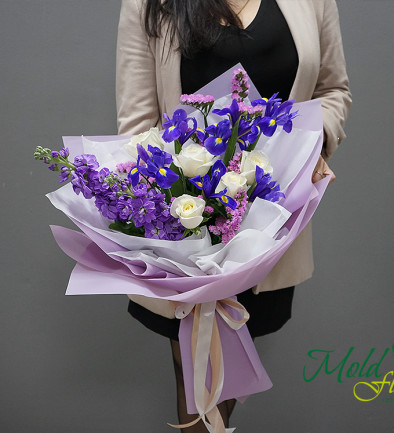 Buchet de iris violet si trandafiri albi foto 394x433